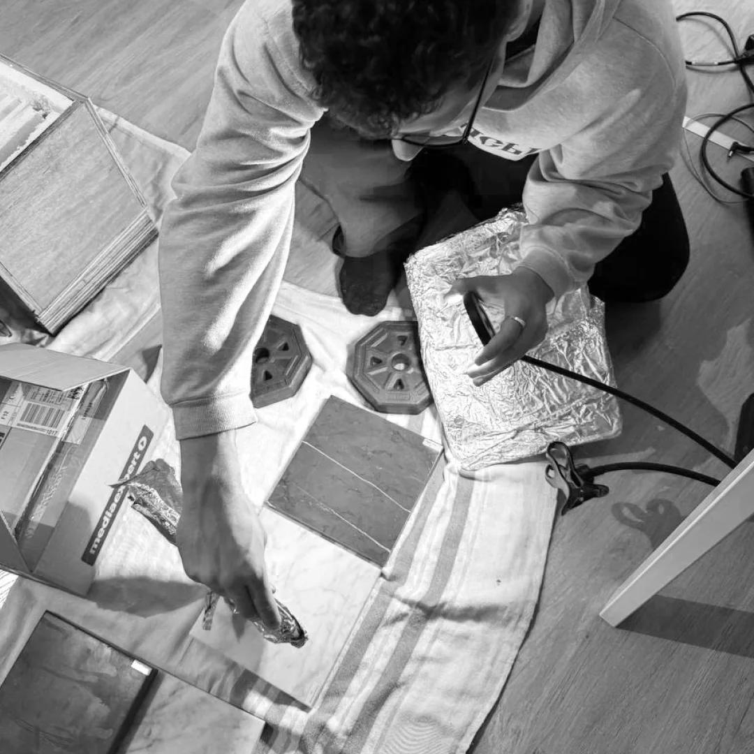 Behind-the-scenes view of a studio setting for photographing material samples (tiles and stone), capturing references to create accurate 3D textures.